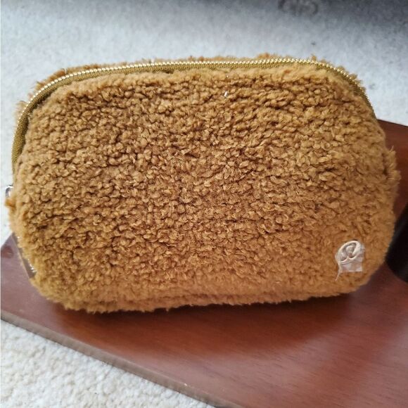 LULULEMON Everywhere "Feece" Belt Bag - Picture 4 of 11